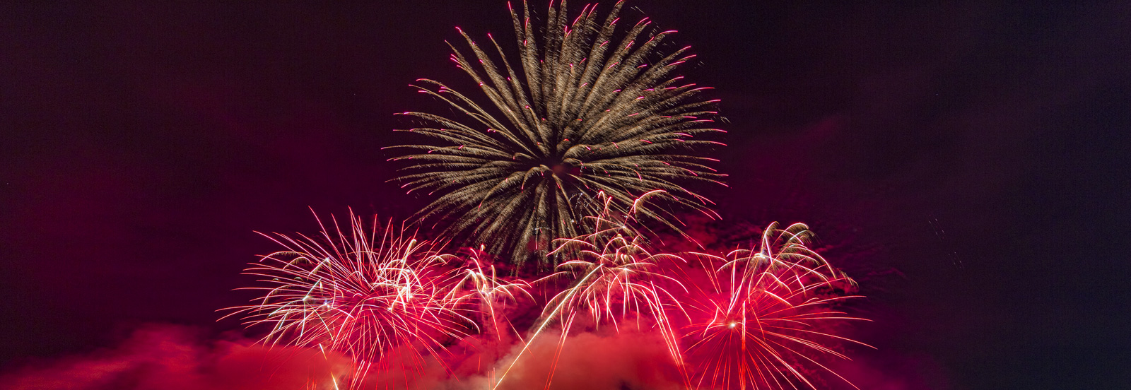 Enghien-Soisy : le festival de feux d'artifice prêt à enflammer le ciel de  l'hippodrome - Le Parisien
